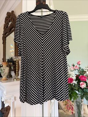 Cable & Gage Black & White Chevron Striped V-Neck Women's Top, size XL